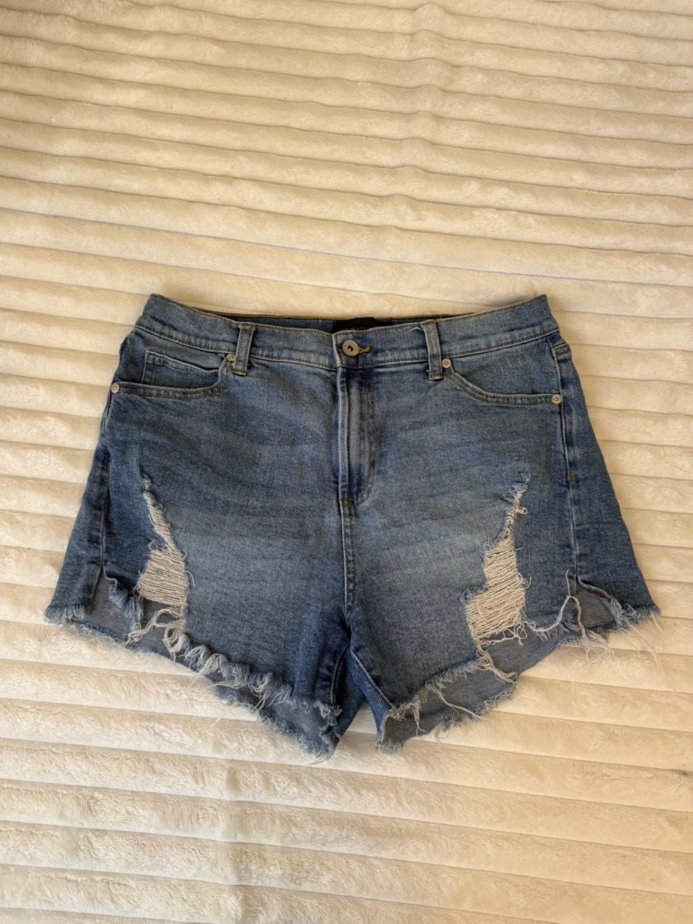 Kendall + Kylie distressed denim shorts size 9 29